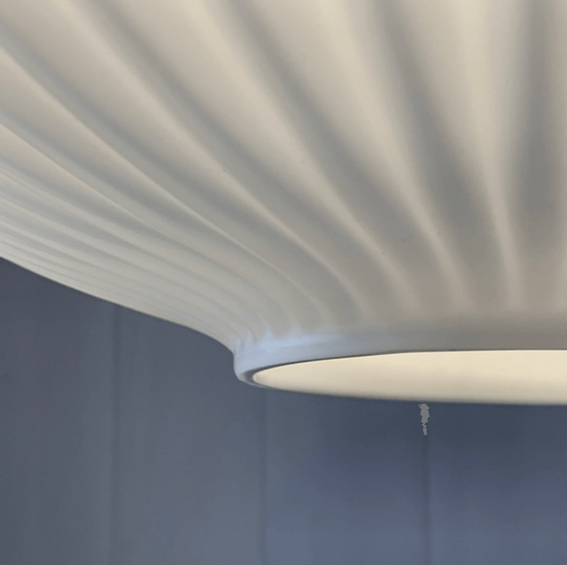 Grande suspension scandinave en opaline striée et laiton années 60