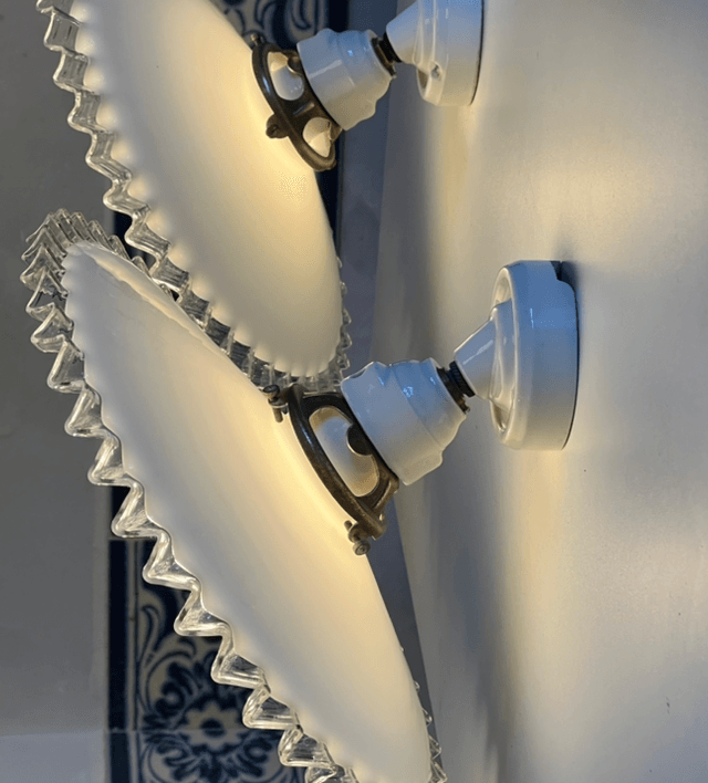 Paire d’appliques opaline dentelée et porcelaine