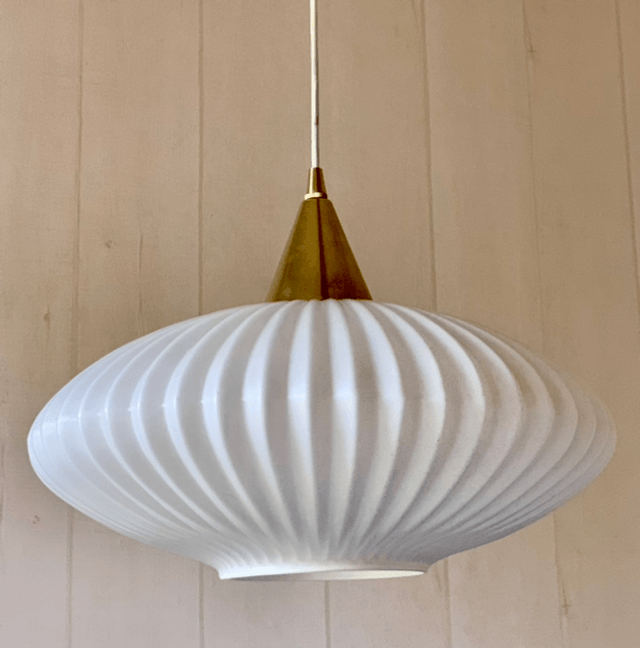 Grande suspension scandinave en opaline striée et laiton années 60