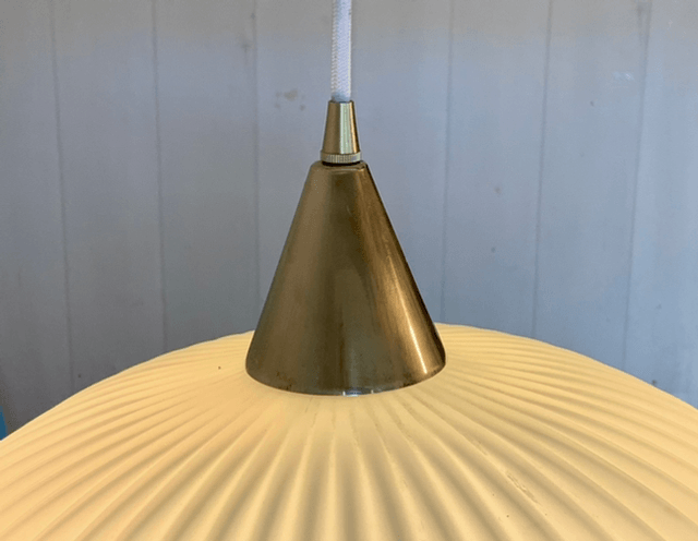 Grande suspension scandinave en opaline striée et laiton années 60