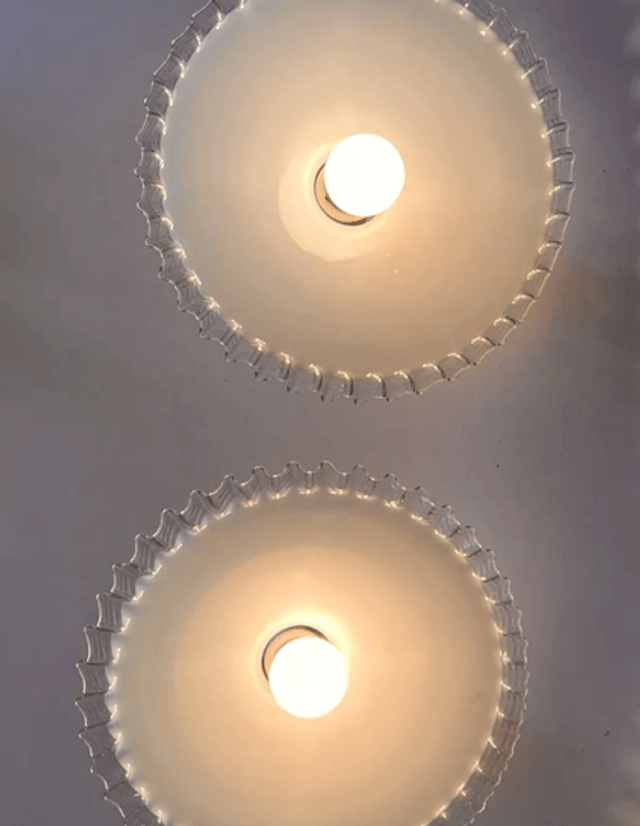 Paire d’appliques opaline dentelée et porcelaine