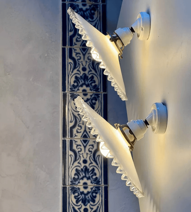 Paire d’appliques opaline dentelée et porcelaine