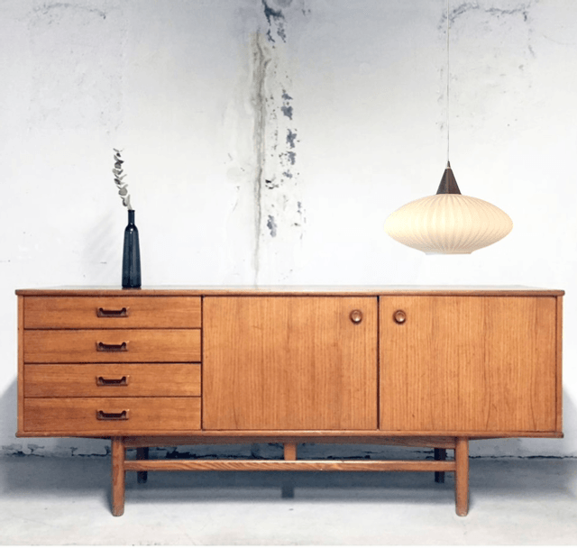 Grande suspension scandinave en opaline striée et laiton années 60