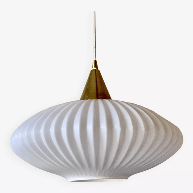 Grande suspension scandinave en opaline striée et laiton années 60