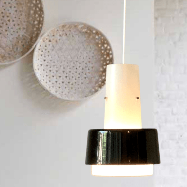 Suspension scandinave en opaline blanche et verre noir de style vintage