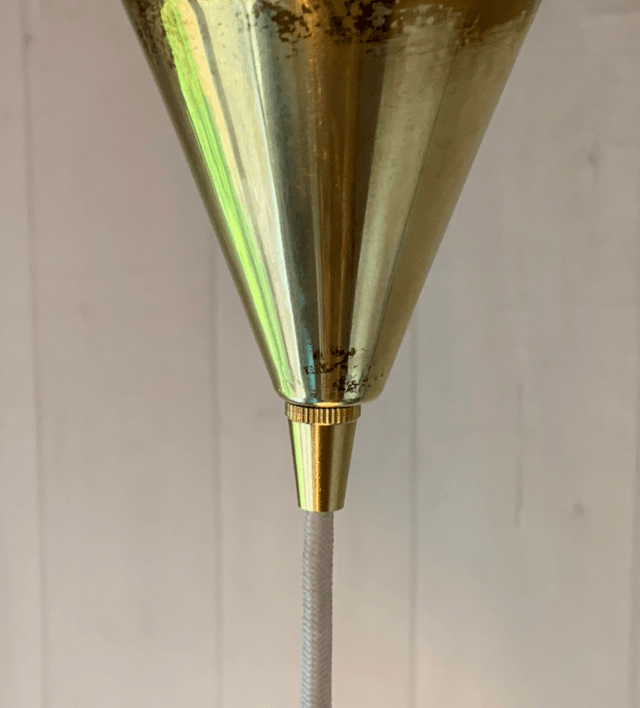 Grande suspension scandinave en opaline striée et laiton années 60