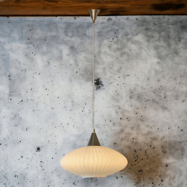 Grande suspension scandinave en opaline striée et laiton années 60