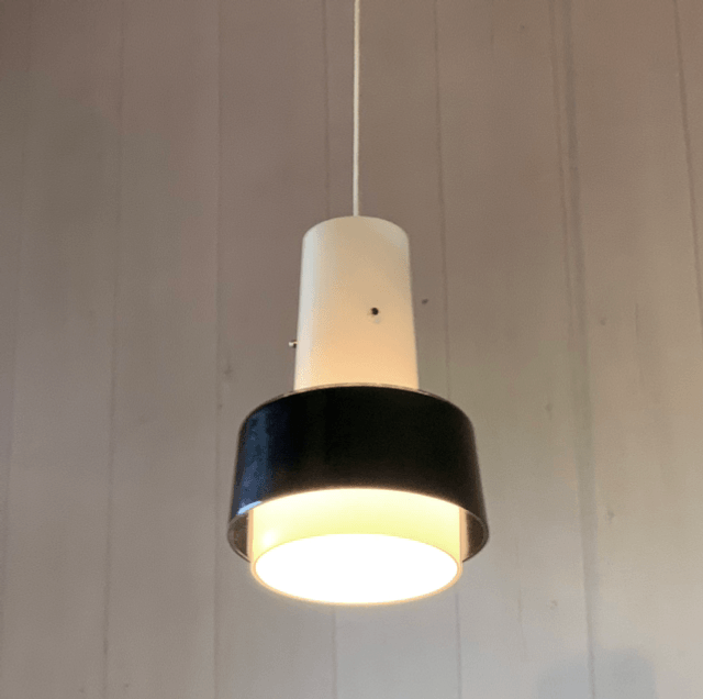 Suspension scandinave en opaline blanche et verre noir de style vintage